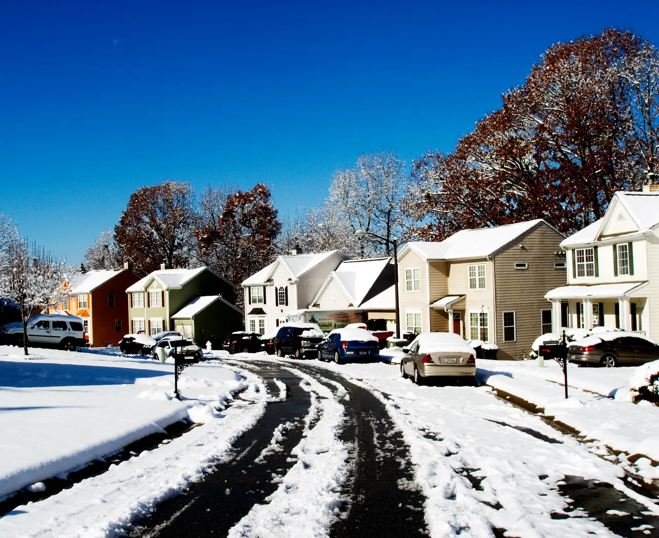 Verschneite Wohnstraße im Winter